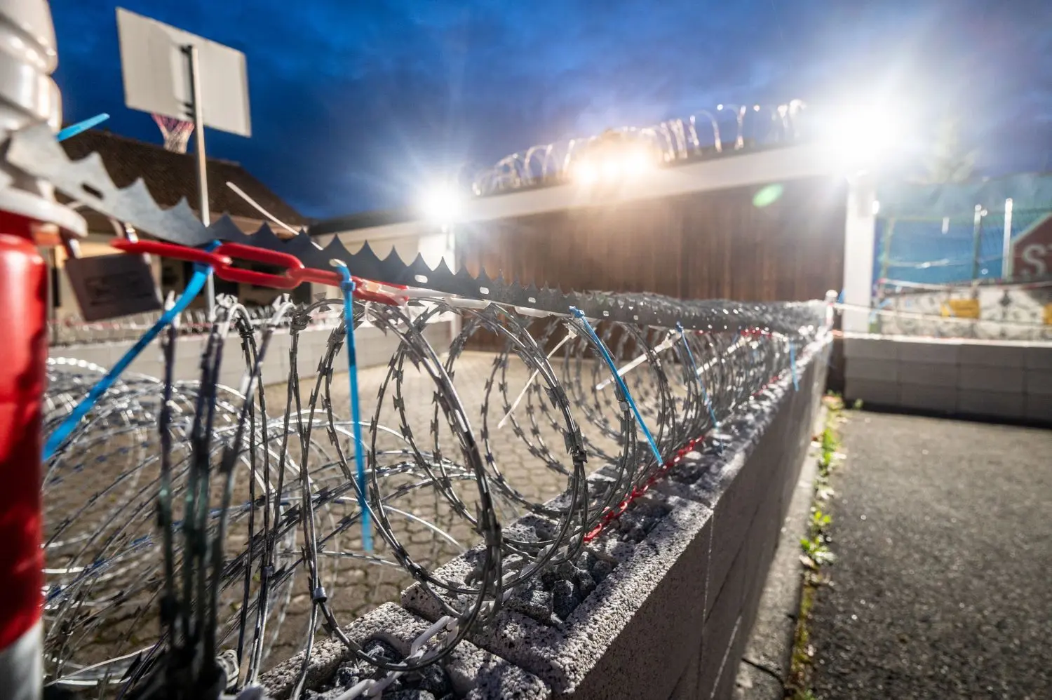 Messerscharfer Nato-Draht und gleißendes Flutlicht sowie Überwachungskameras nerven Nachbarn in Albershausen.⇥