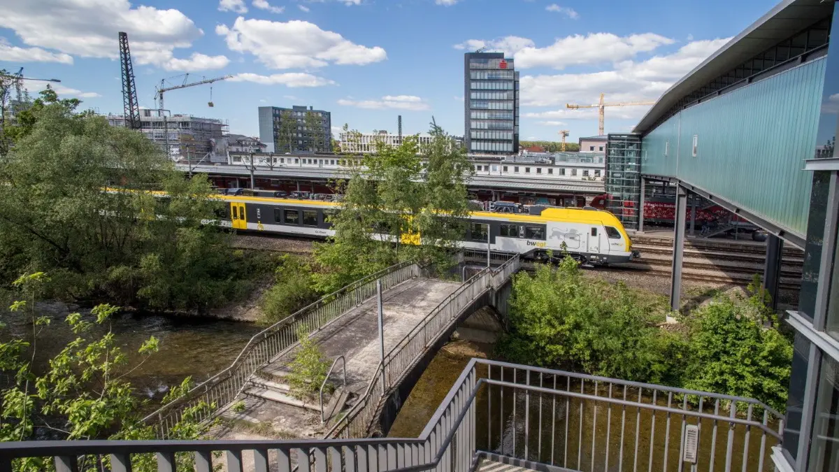Womöglich können die neuen Metropolexpress-Züge künftig doch öfter als nur einmal pro Stunde bis Ulm fahren.
Schmuck Wechselfoto Bahnhof neue Züge Go-Ahead Steg