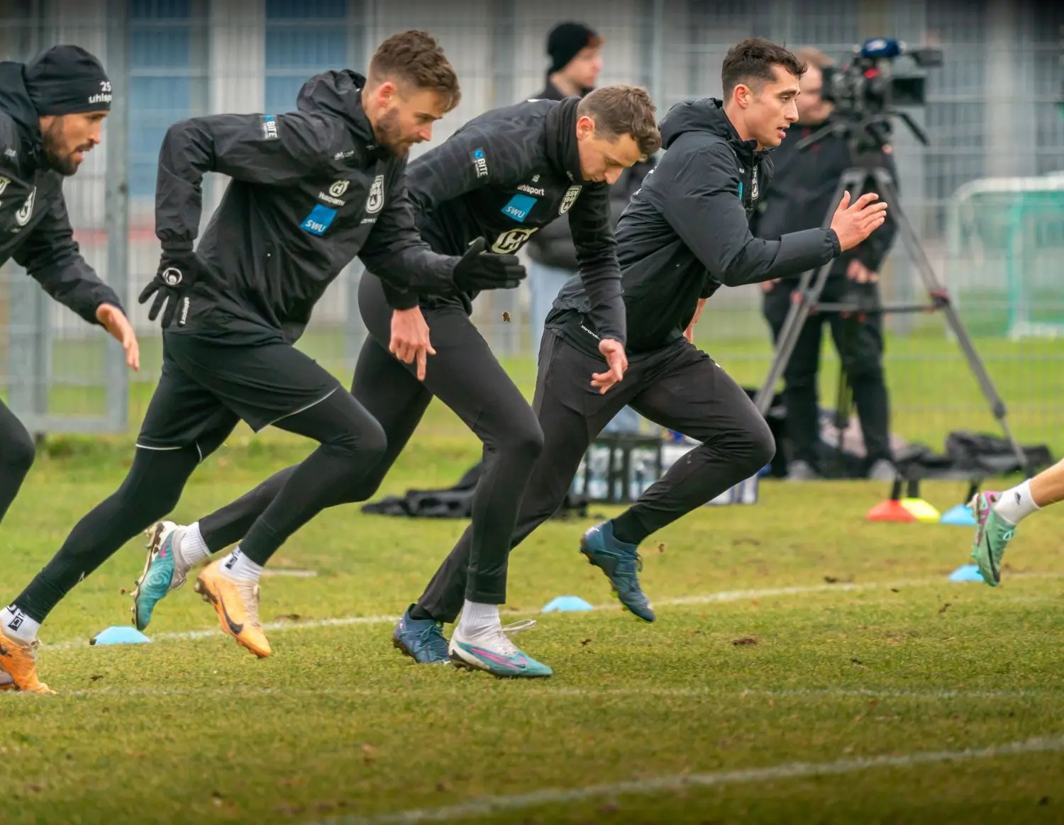 Erste Sprints mit dem neuen Team: Thomas Kastanaras (rechts). Links Sturmkonkurrent Felix Higl.⇥