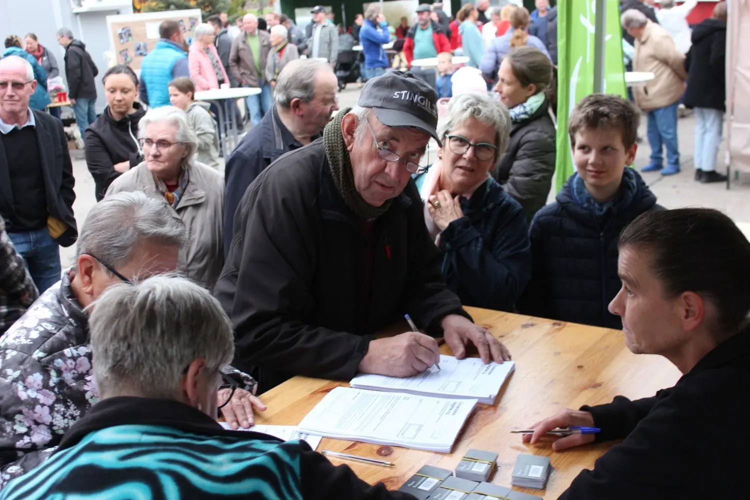 Alt-Ortsvorsteher Hans Locher sicherte sich sogleich eine Kundenkarte, man kann bei „Tante M“ aber auch mit EC-Karte oder mit Bargeld bezahlen.