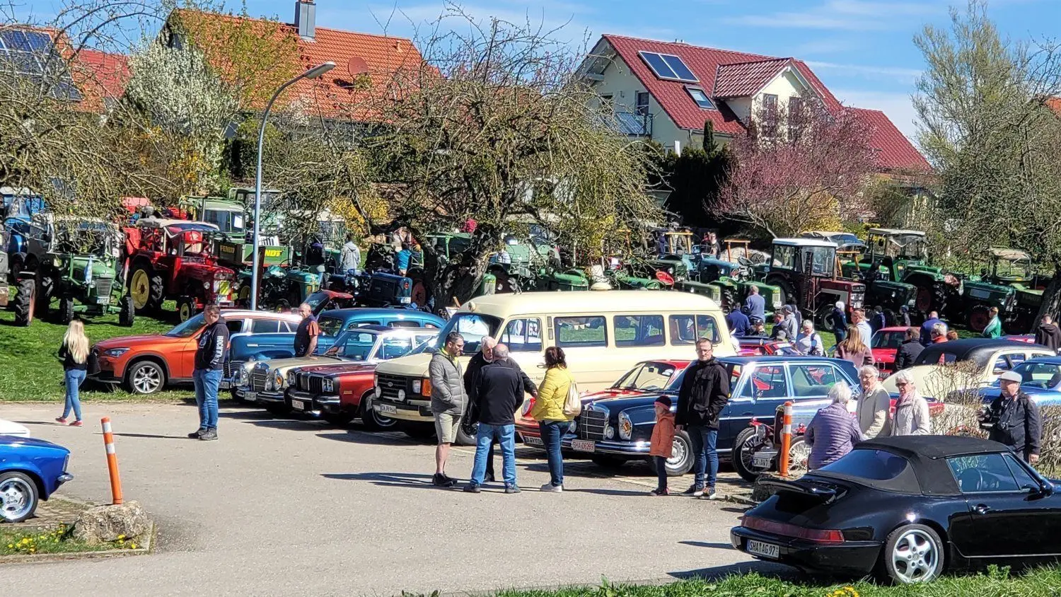 Zahlreiche Besucher kommen zum traditionellen Oldtimertreffen am Ostersonntag rund um die Sport- und Festhalle in Bartenstein. Zu sehen sind neben Schleppern und alten Autos auch Youngtimer und Sportwagen.⇥