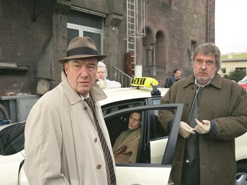 Dietz-Werner Steck als Bienzle, Robert Glatzeder als Toter im Taxi und Klaus Spürkel als Dr. Kocher (r) in "Tatort - Bienzle und der Taximord". Foto: Schweigert/SWR