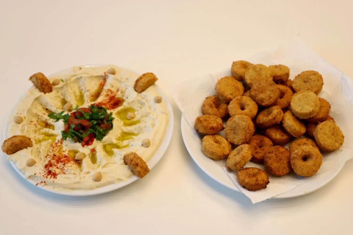 Dip und Falafel sind ansprechend zubereitet.
