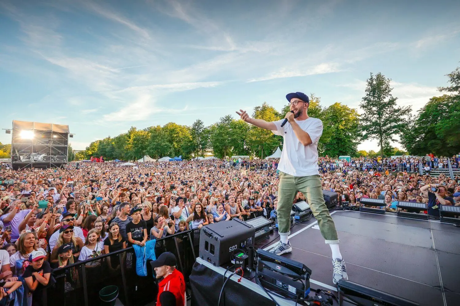Der Auftritt von Mark Forster Ende Juni im Wiley Sportpark, Neu-Ulm, ist ein großer Erfolg. 13 000 Fans singen lautstark mit. Der Künstler habe „Bock“ auf die ersten Live-Auftritte seit drei Jahren, so ruft er in Mikrofon. ⇥