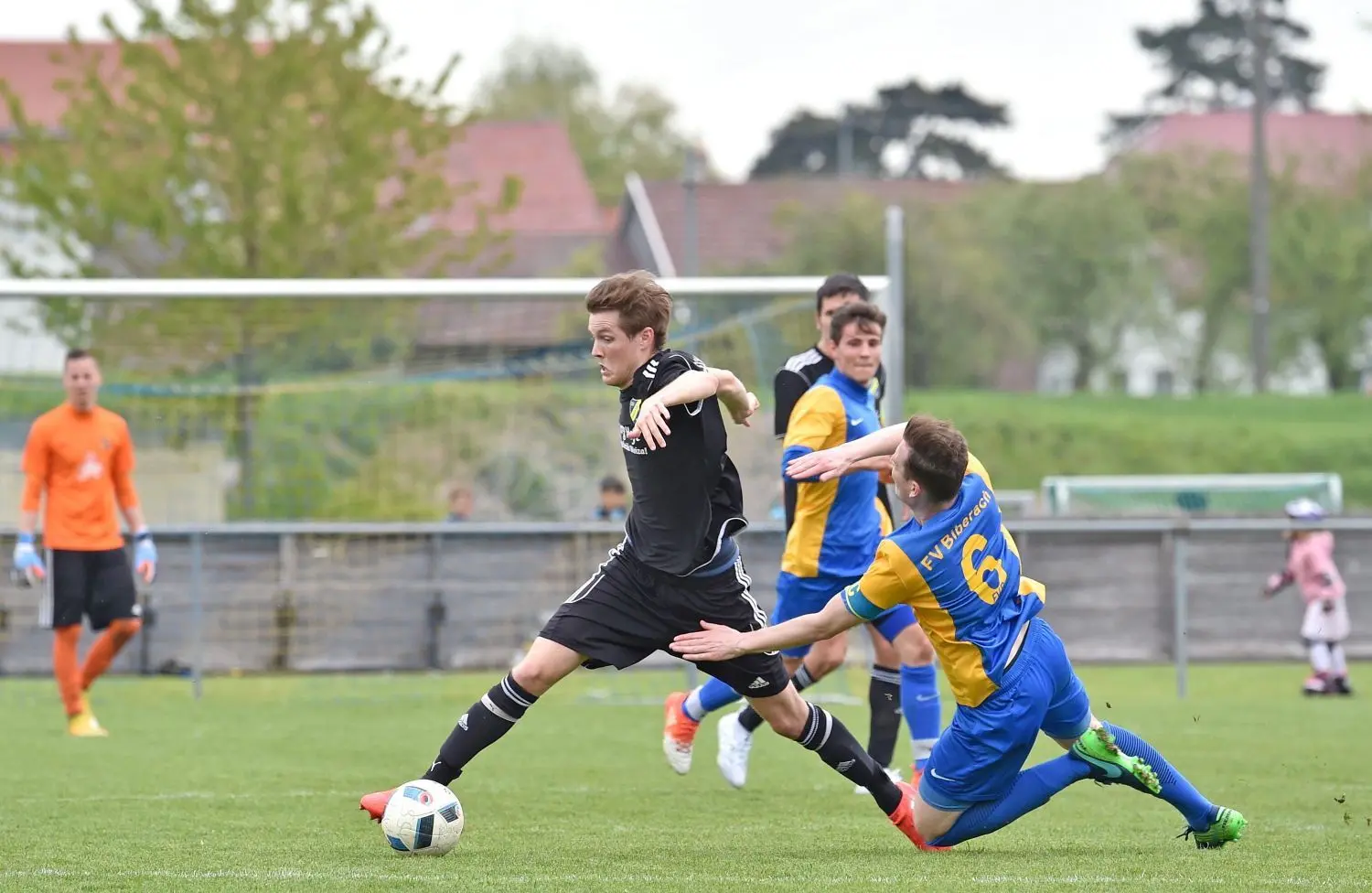 Die Biberacher kämpften zwar mit vorbildlichem Einsatz, aber hier umkurvt Philipp Schleker (links) den Gäste-Kapitän Johannes Fuchs.