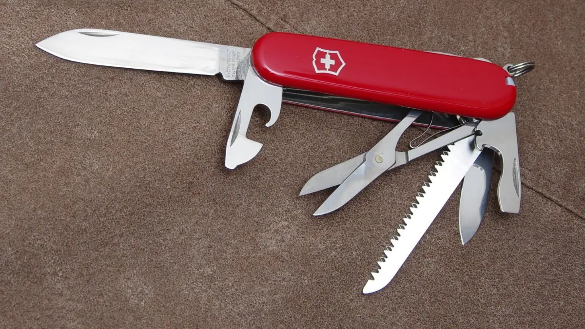 Der Täter zückt ein Taschenmesser (Symbolfoto).
Solche Schweizer Taschenmesser wären demnächst auch verboten. Weiterer Text über ots und www.presseportal.de/nr/134679 / Die Verwendung dieses Bildes ist für redaktionelle Zwecke honorarfrei. Veröffentlichung bitte unter Quellenangabe: "obs/Verband Deutscher Büchsenmacher und Waffenfachhändler e.V./Thomas Laible"