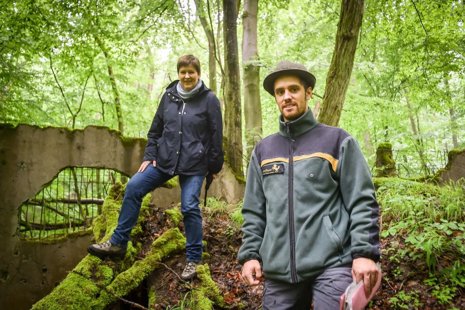 Renate Kübler vom Stuttgarter Umweltamt und Jungförster Lukas Hutter.