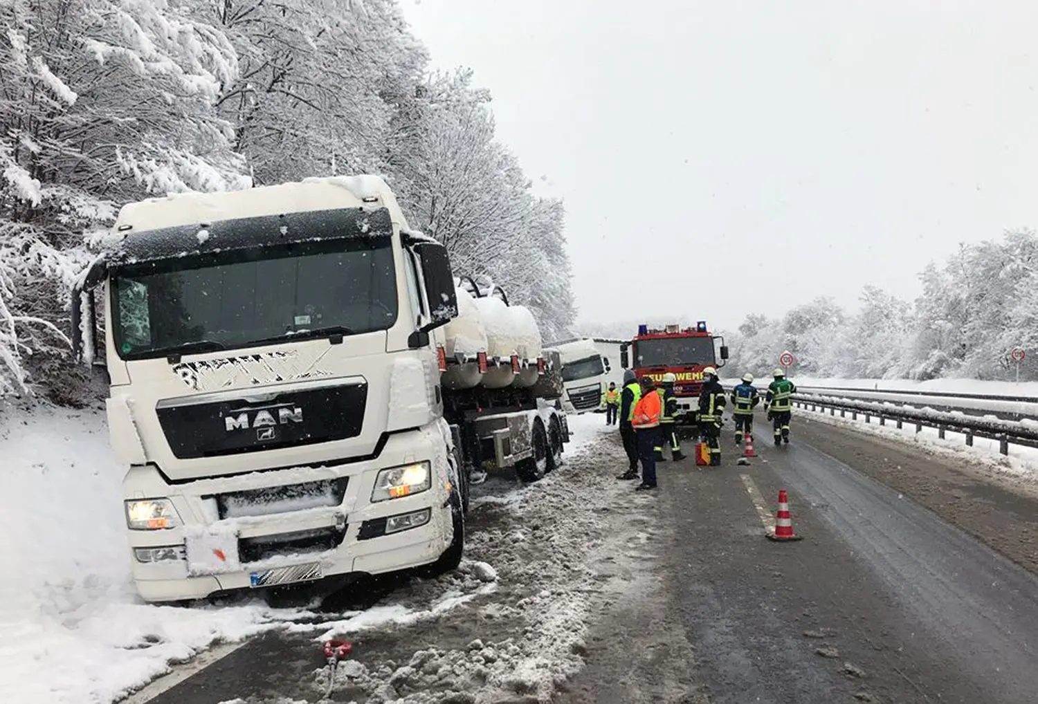 Gleich zwei Lastwagen hintereinander waren im Graben gelandet.