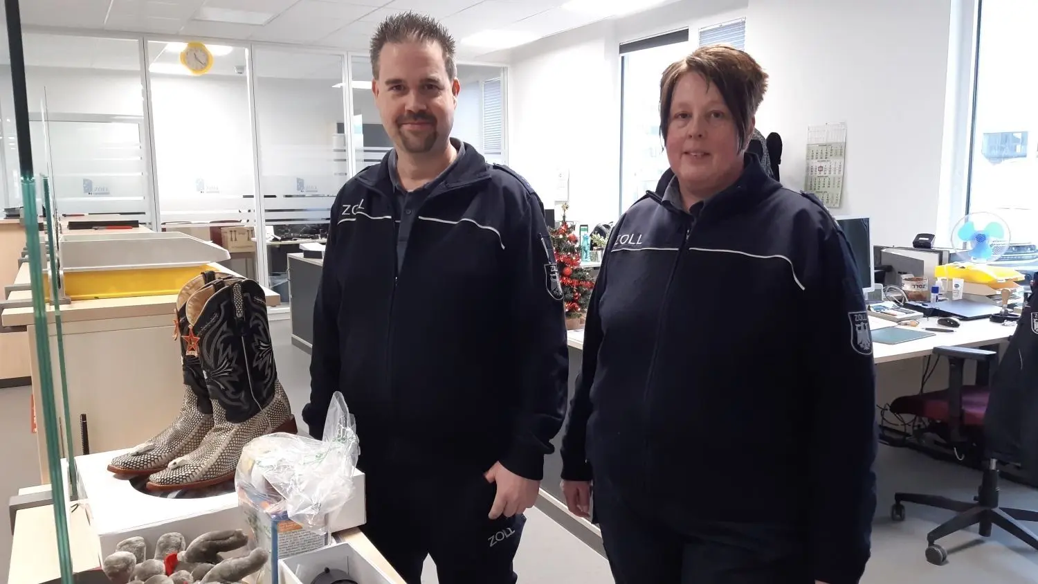 Die Zollbeamten Christian Röske und Katja Schlüsselburg haben in der Kontrolle von Paketen viele Jahre Erfahrung. Dennoch wundern auch sie sich noch, was sie alles finden. ⇥