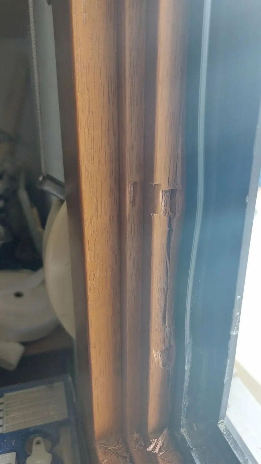 Durch das Fenster – vermutlich mithilfe eines Schraubenziehers.