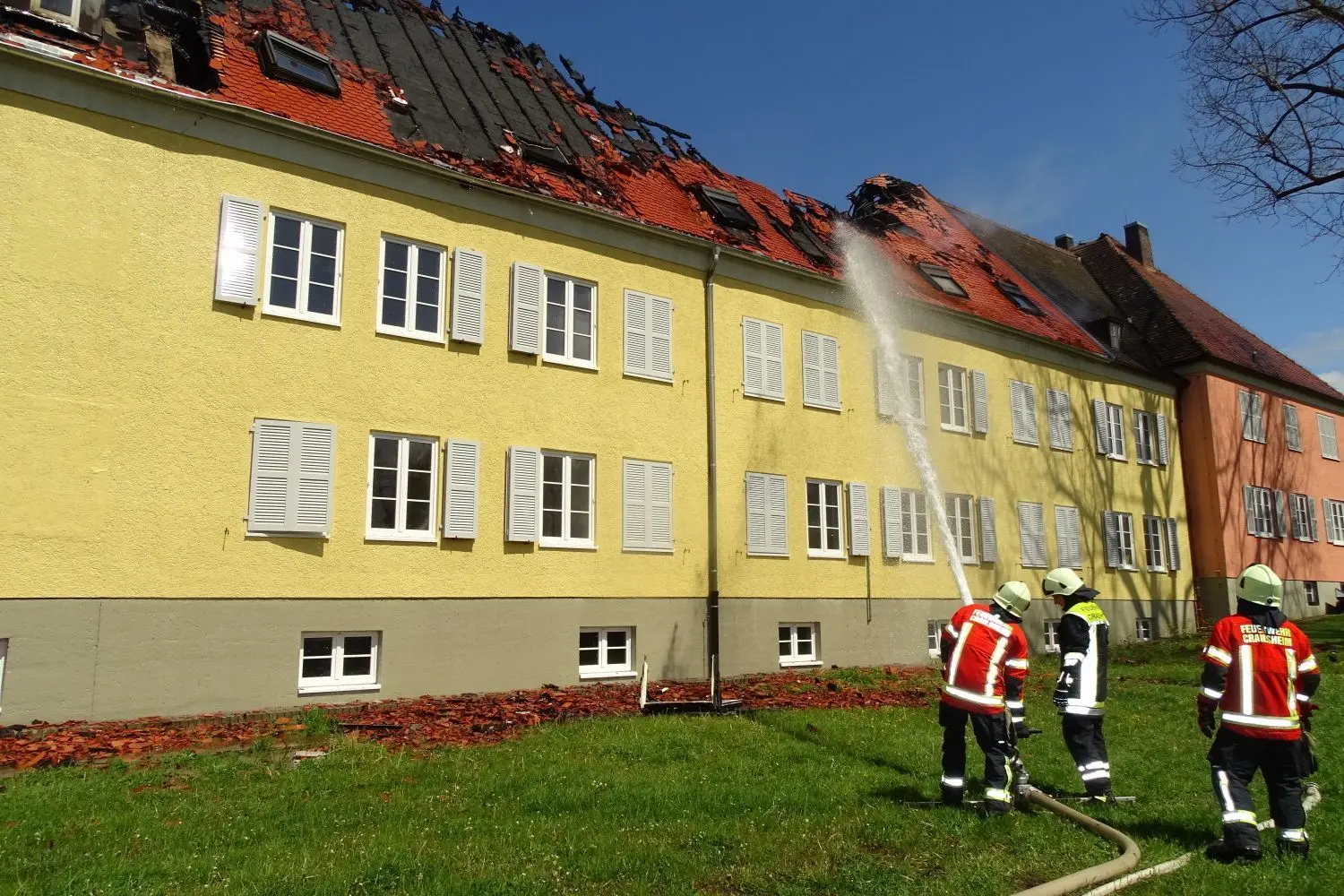 Das ganze Ausmaß des Schadens zeigt sich – und die Gefährdung des Nachbarhauses, das geschützt werden konnte.⇥
