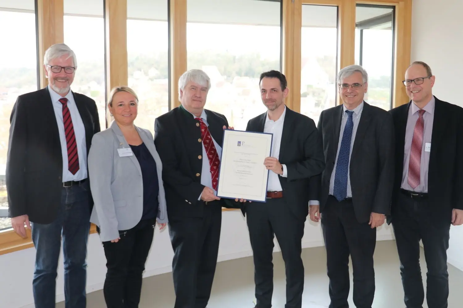 Kooperation beschlossen (von links): Matthias Michel (Ärztlicher Direktor Weissenhof), Erika Lautenschlager (Pflegedienstleitung), Heinz Grunze (Chefarzt Weinsberg), Thomas Hillemacher (Paracelsus Privatuni Nürnberg), Thomas Papadopoulos (Vizedekan Privatuni Nürnberg), Andreas Breitmeyer (Direktor Klinikum Weissenhof).