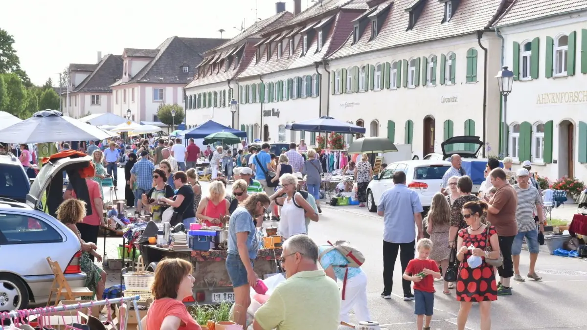 Auch heuer ist der Abendflohmarkt in der Herrengasse in Oberdischingen der Auftakt zur Dorfhockete des SV Oberdischingen am Wochenende.
Der 10. Flohmarkt zur Dorfhockete des SV Oberdischingen lockte ab dem späten Samstagnachmittag ganz Scharen von Marktbummlern und Schnäppchenjäger in die historische Herrengasse. Zahlreiche Familien nutzten bei der Dorfhockete das kurzweilige Spieleangebot auf dem Kirchplatz beim Feuerroten Spielmobil, Torwandschießen, Kistenrutsche und Pedalos - begleitet von fröhlichen Drehorgelklängen