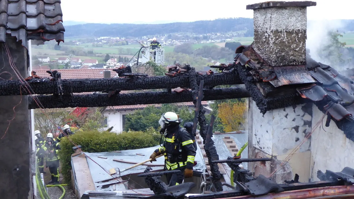 Vom Anbau des Gebäudes, an den unterhalb ein kleines Schwimmbad grenzt, blieben nach dem Brand nur noch Mauerreste.