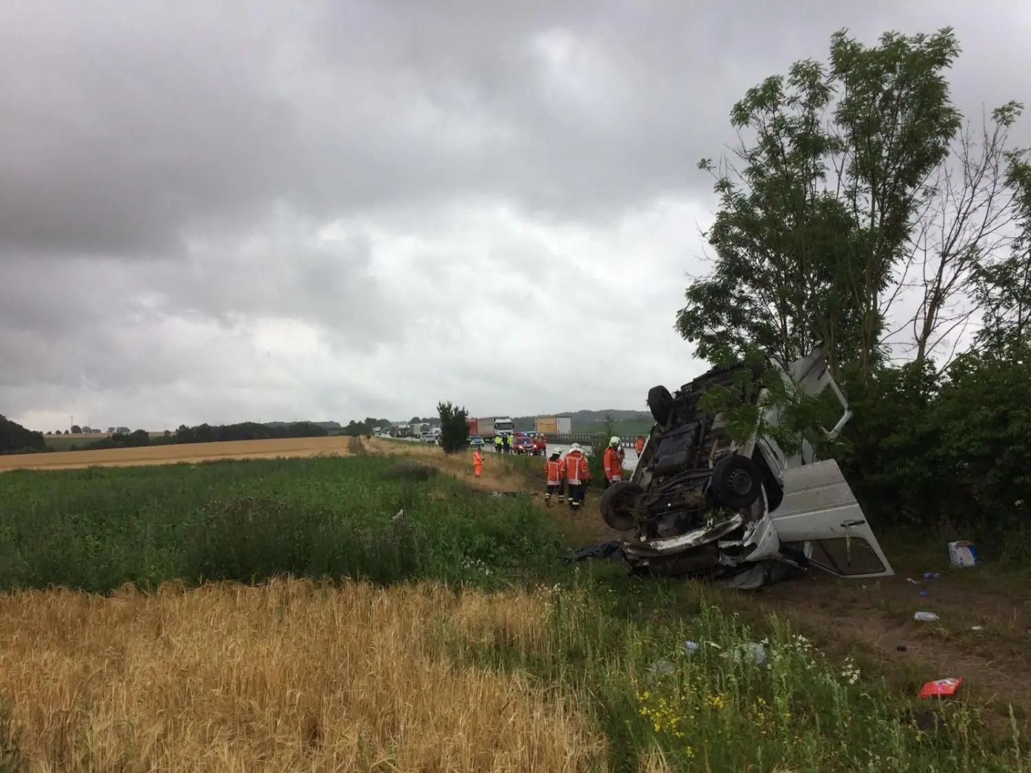 Der Fahrer des Kleintransporters ist gestorben, der Beifahrer ist schwer verletzt. Zur Versorgung ist ein Rettungshubschrauber auf der Autobahn gelandet. Die A6 ist voll gesperrt (Hintergrund).