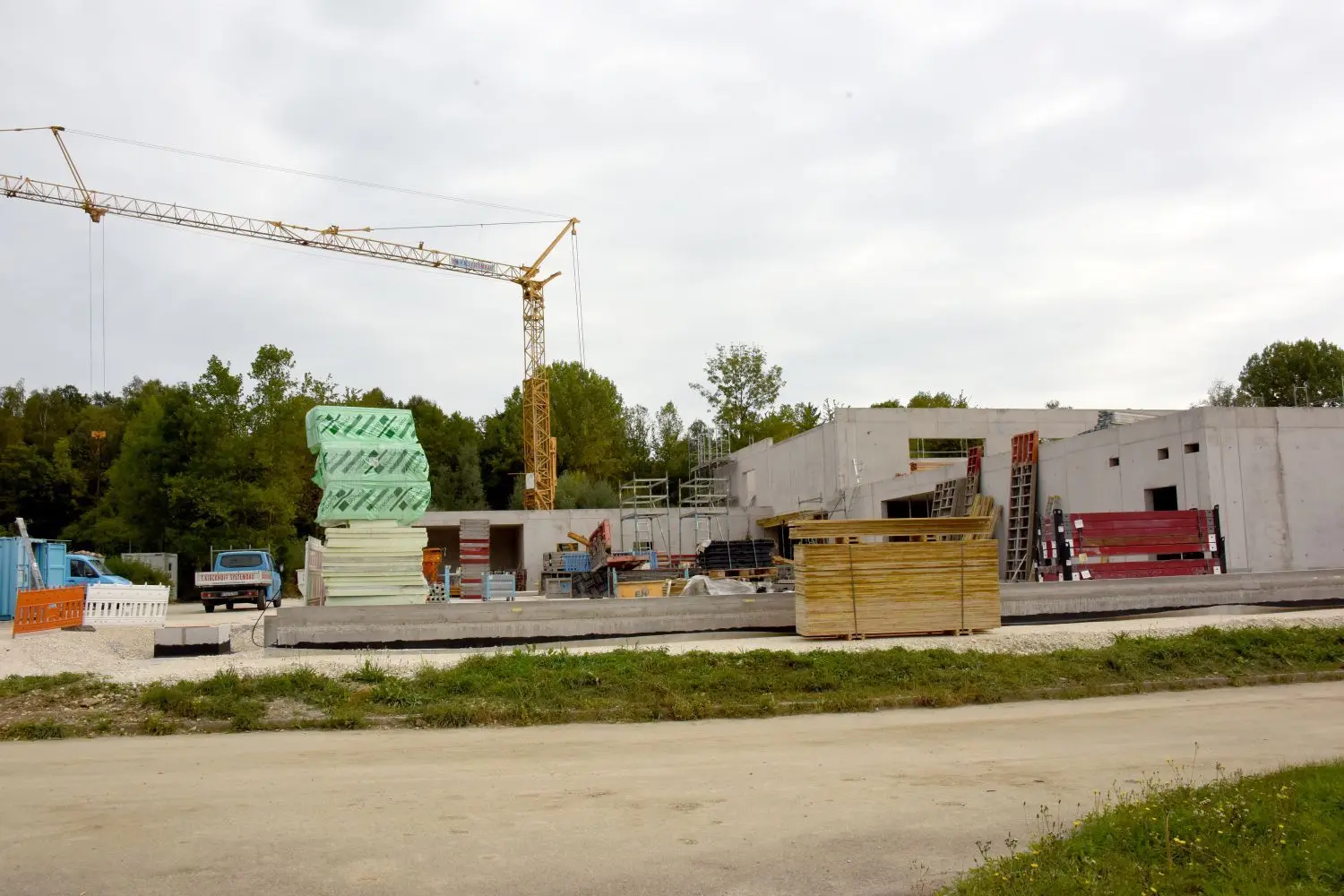Neubau des neuen Sozial- und Betriebsgebäudes im Klärwerk West: Rund acht Millionen Euro kostet das neue Gebäude, das für 45 Mitarbeiter ausgelegt ist. Neben einer großen Fahrzeughalle gibt es Aufenthaltsräume, Duschen und Sanitärräume.⇥