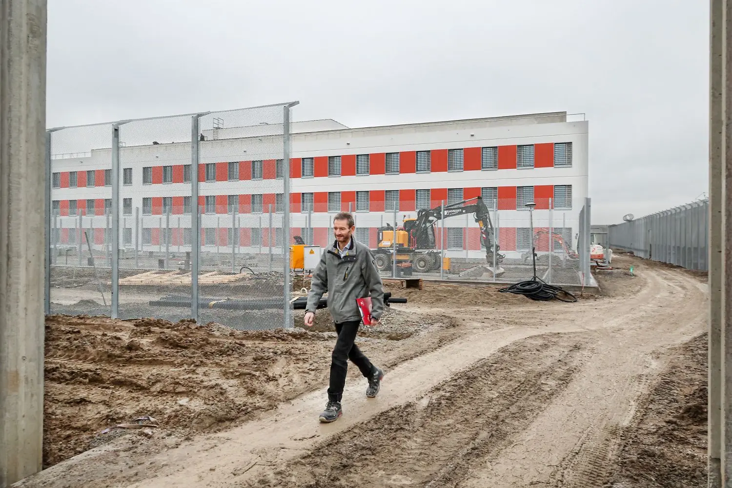 Der stellvertretende Anstaltsleiter Helmut Bauer auf der Baustelle des Gefängnis-Neubaus in Schwäbisch Hall. Hier werden künftig Häftlinge untergebracht, die eine „Ersatzfreiheitsstrafe“ verbüßen, falls diese eine Geldstrafe nicht bezahlen können.⇥