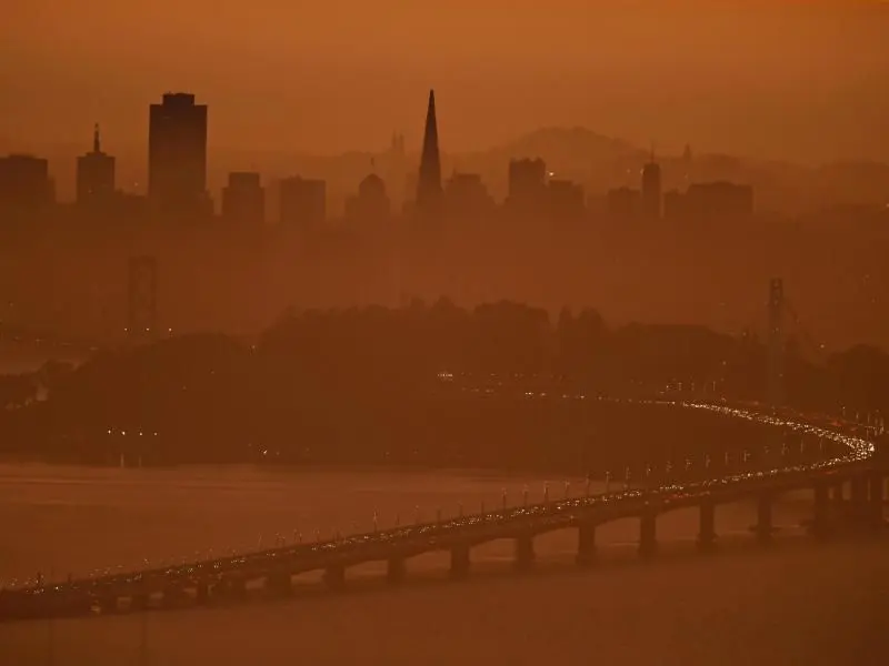 Die Skyline der US-Westküstenmetropole San Francisco ist durch die Waldbrände von Rauch umhüllt.