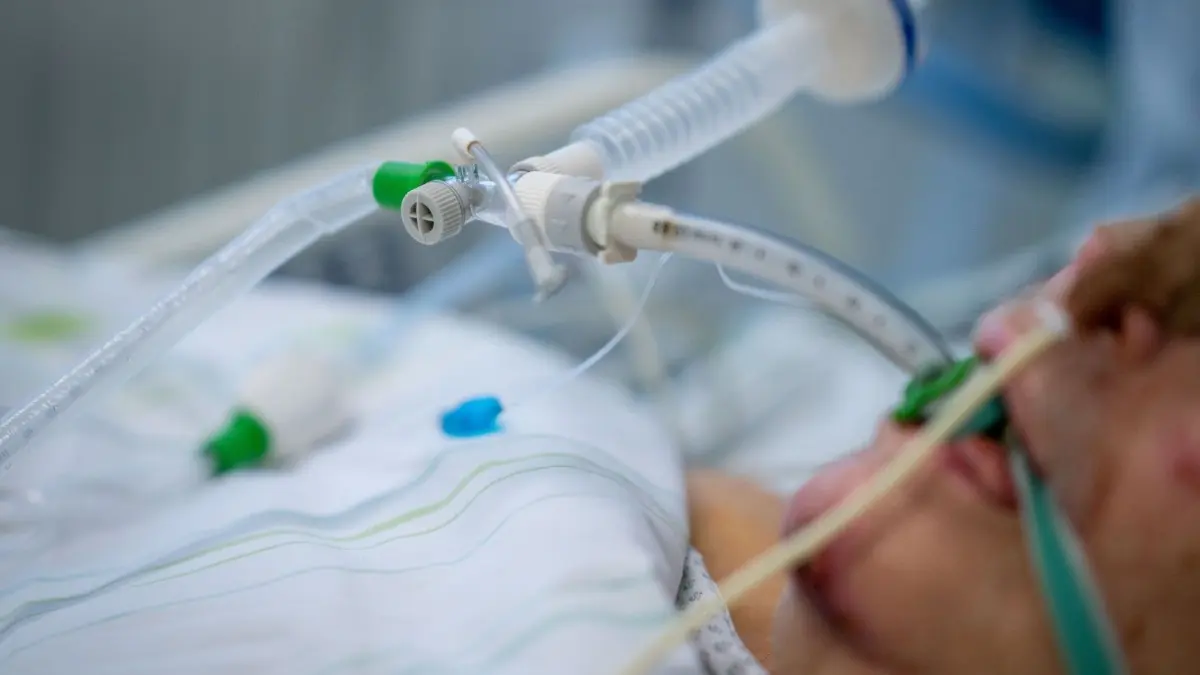 Das Krankenhaus Eisenhüttenstadt rechnet mindestens bis Weihnachten mit massiven Zugängen an Corona-Patienten. Die Hilfe aus Berlin ist dringend nötig. Im Bild: Ein Corona-Patient, der in einem Berliner Krankenhaus beamtet wird.
ARCHIV - 10.11.2020, Berlin: Ein Corona-Patient liegt auf der Intensivstation des Krankenhauses Bethel im künstlichen Koma und wird beatmet. Die Zahl der verzeichneten Todesfälle in Zusammenhang mit dem Coronavirus ist in Deutschland sprunghaft gestiegen und hat einen neuen Höchststand erreicht. Binnen eines Tages übermittelten die deutschen Gesundheitsämter dem Robert Koch-Institut (RKI) 952 neue Todesfälle, wie aus den RKI-Zahlen vom Mittwochmorgen (16.12.2020) hervorgeht. Foto: Kay Nietfeld/dpa +++ dpa-Bildfunk +++