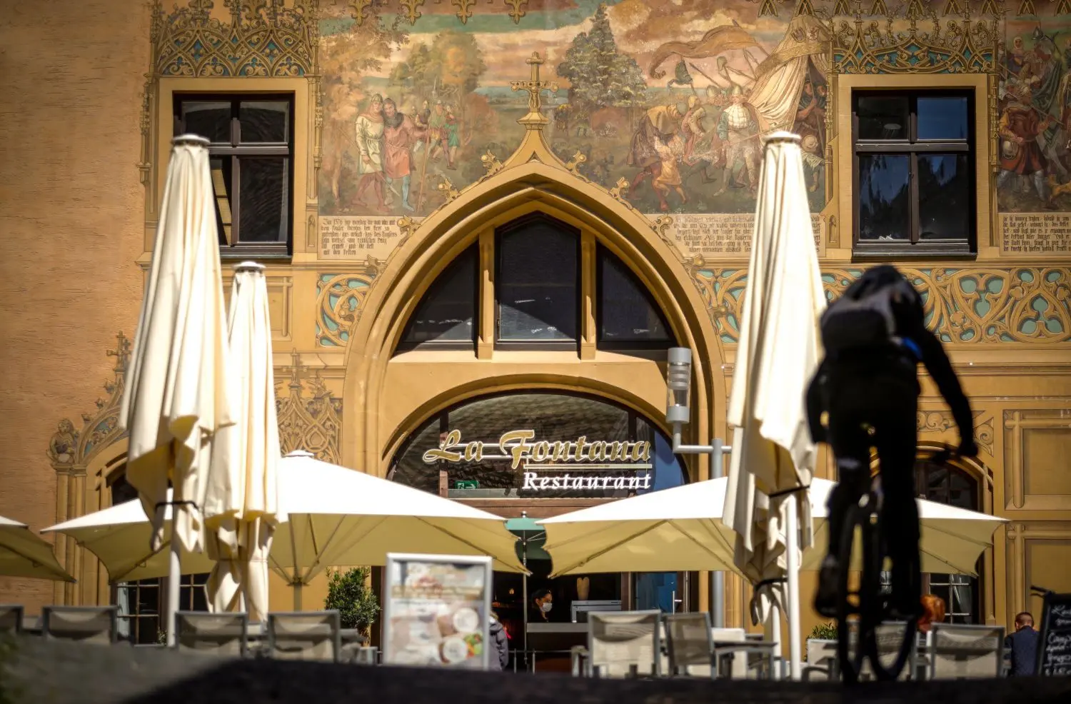 „La Fontana“ heißt das italienische Restaurant im Erdgeschoss des Ulmer Rathauses seit gut zwei Jahren. Nun wird dort erweitert.