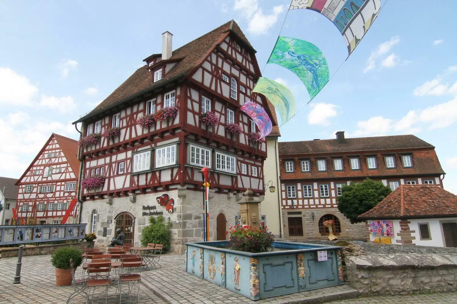 Das Städtle vereint historisches Fachwerk mit modernen Freiluft-Ausstellungen.