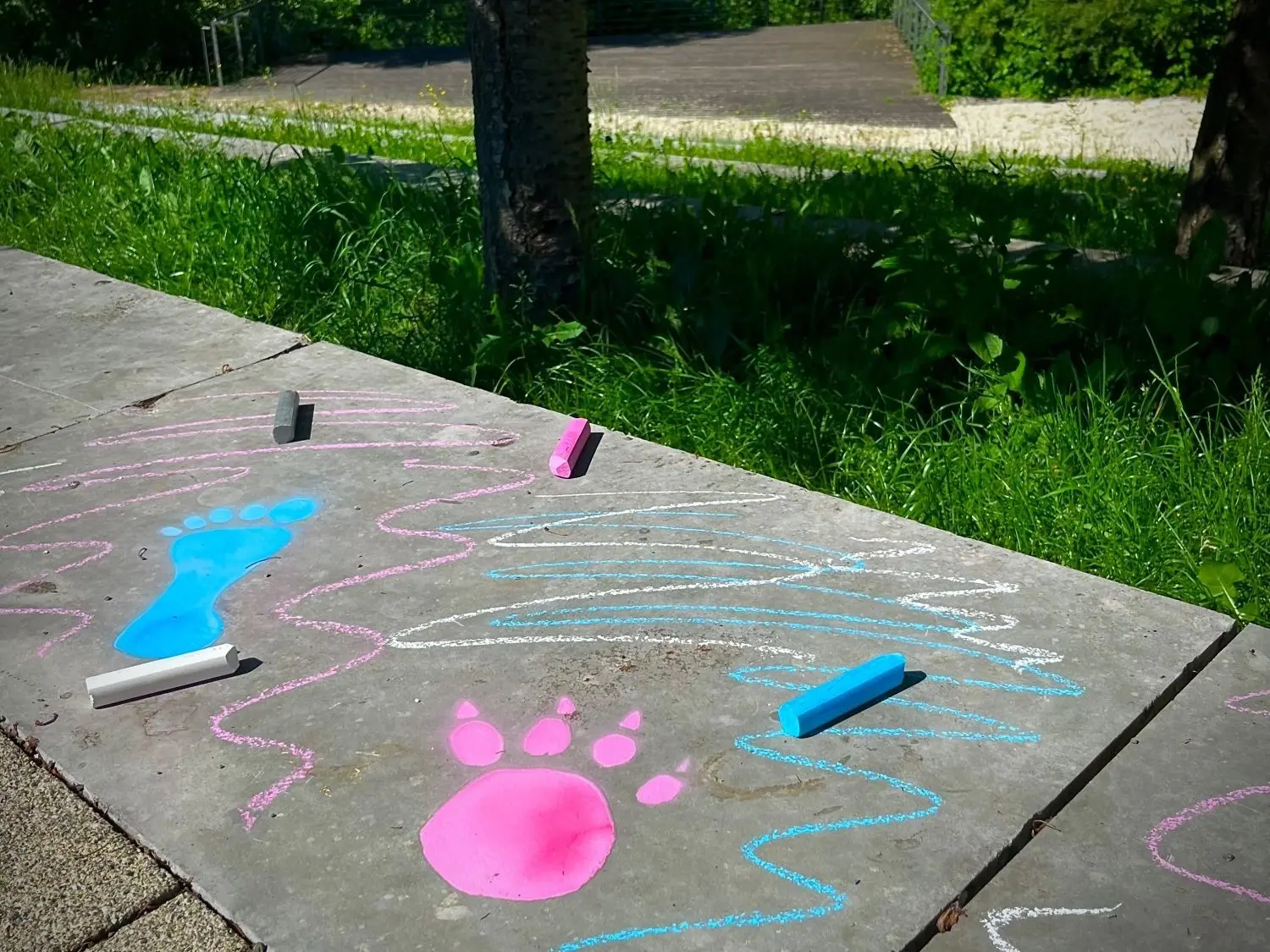 Kreidekunst mit „Schritt-Motiven“ verschönert die Terrassen.