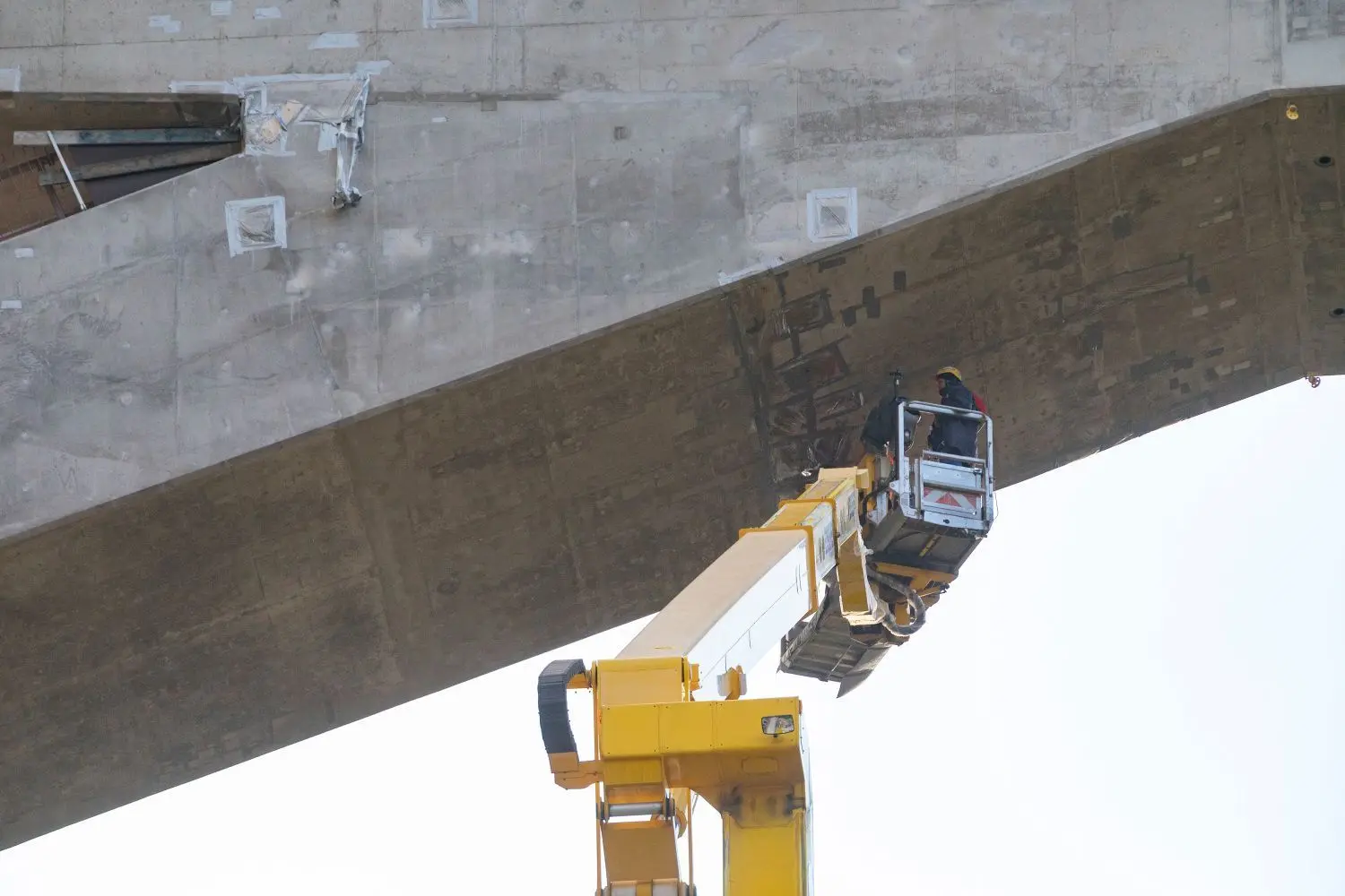 Seit einigen Wochen werden kleinere Unregelmäßigkeiten an der Betonoberfläche ausgebessert. ⇥