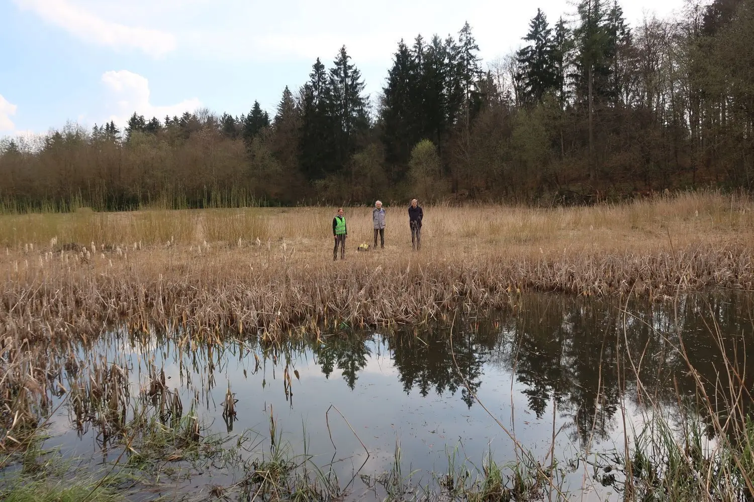 Heute führt nur noch ein Schlammteich Wasser und hilft Tieren – zum Bedauern von Gerlinde Gröschl-Jungwirth, Erich Schöch und Wolfgang Becker.⇥