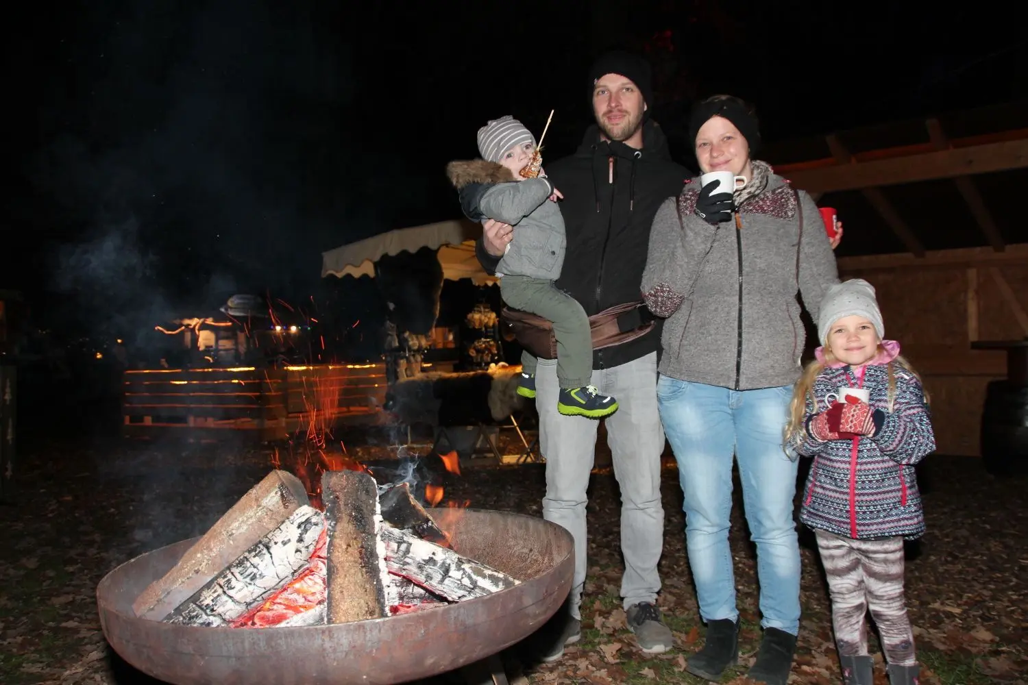 Familie Dierolf-Flechsler macht einen Familienausflug auf den Weihnachtsmarkt.