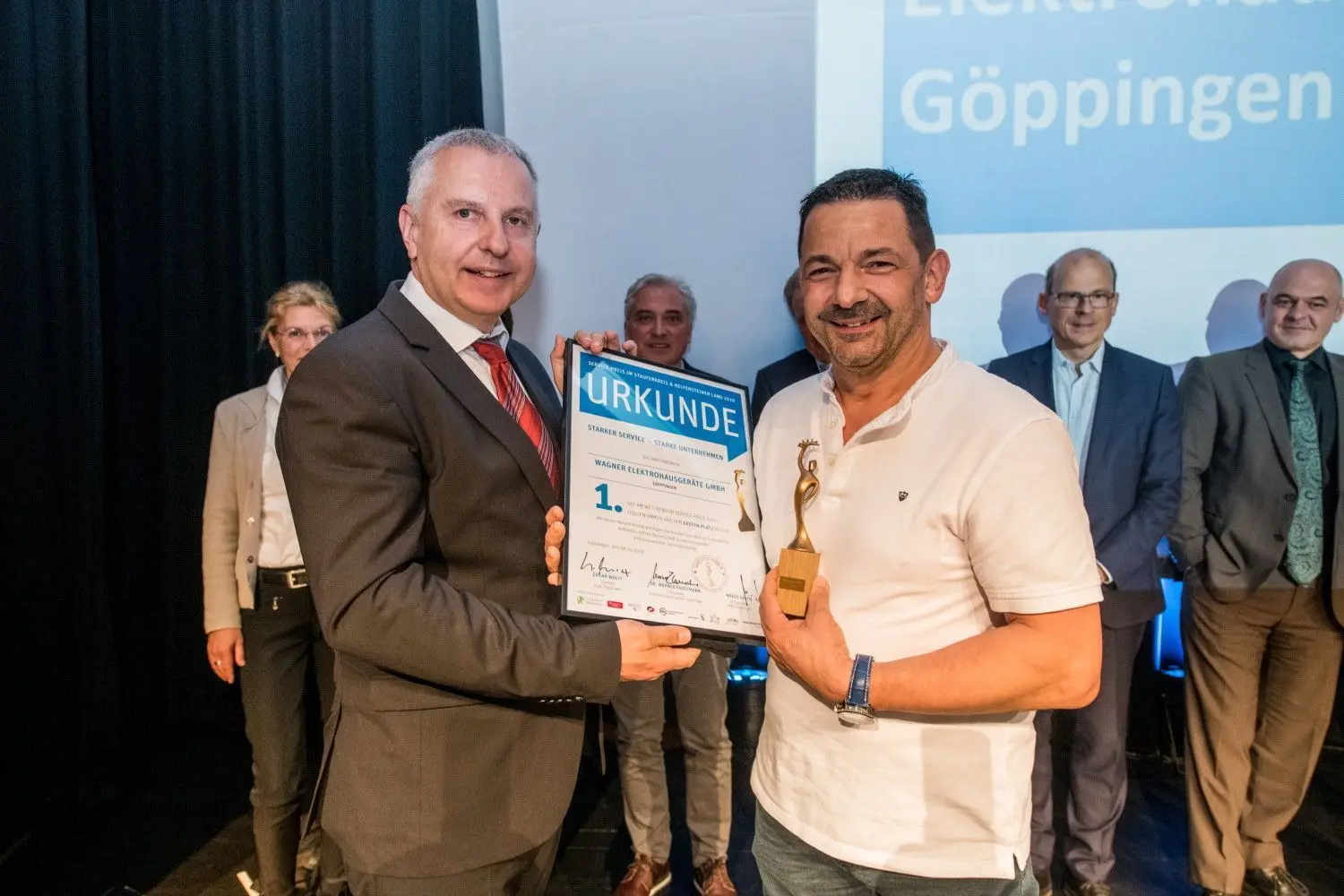 Mario Bayer (l.) gratuliert Rolf Wagner zum Unternehmerpreis.