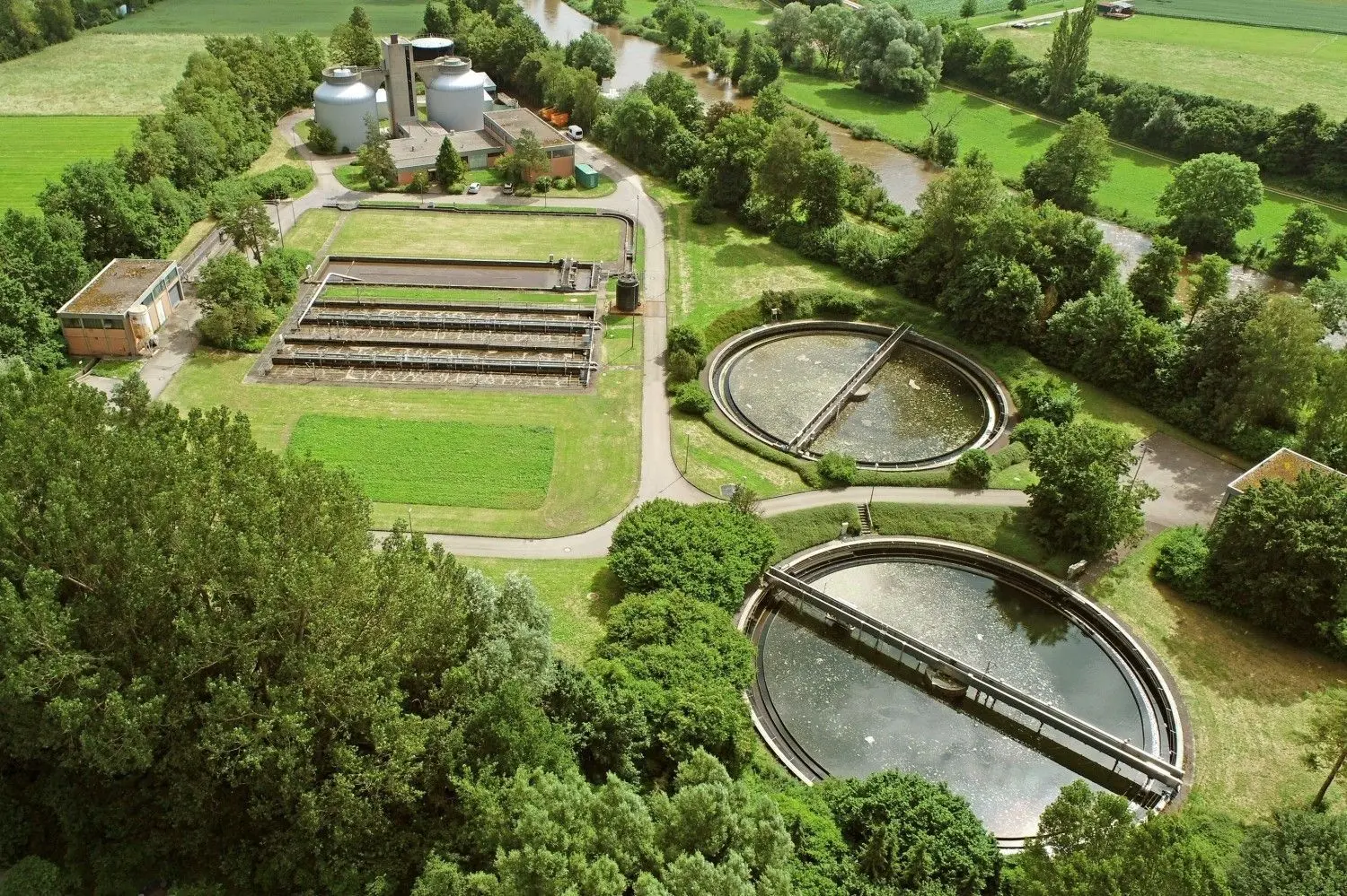 Die Ehinger Kläranlage: Die beiden Faultürme sind 22 Meter hoch und fassen jeweils 1700 Kubik Klärschlamm.⇥