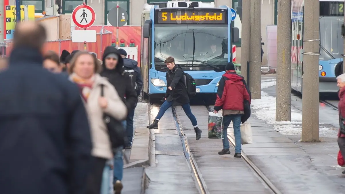 In Bussen der SWU wird wegen des Coronavirus künftig wohl nur noch hinten eingestiegen.
Ulm Bahnhof Bus und S-bahn Haltestelle bahnhofsseitig viel zu eng