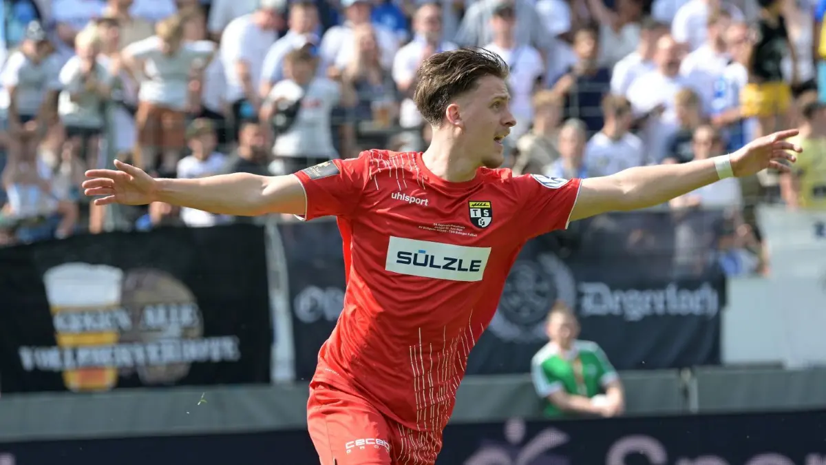 Jonas Meiser brachte die TSG Balingen im WFV-Verbandspokal gegen die Stuttgarter Kickers mit 1:0 in Führung und legte so den Grundstein für den Titelgewinn.
Torjubel zum 0:1 der TSG Balingen von Torschuetze Jonas Meiser (TSG Balingen #7)
SV Stuttgarter Kickers vs. TSG Balingen
Fussball, DB Regio, wfv -Verbandspokal, Finale, 03.06.2022
Foto: Eibner-Pressefoto / Tobias Baur