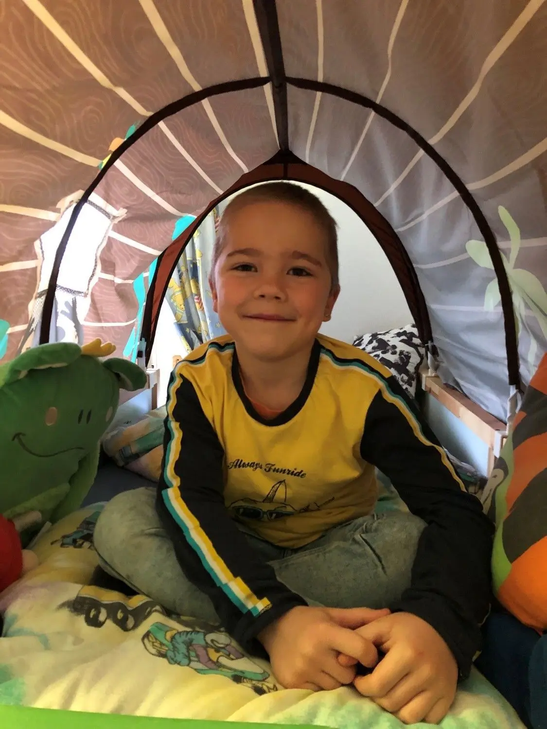Aaron freut sich über sein Zeltbett im eigenen Zimmer. Eine wichtige Rückzugsmöglichkeit in der Großfamilie.