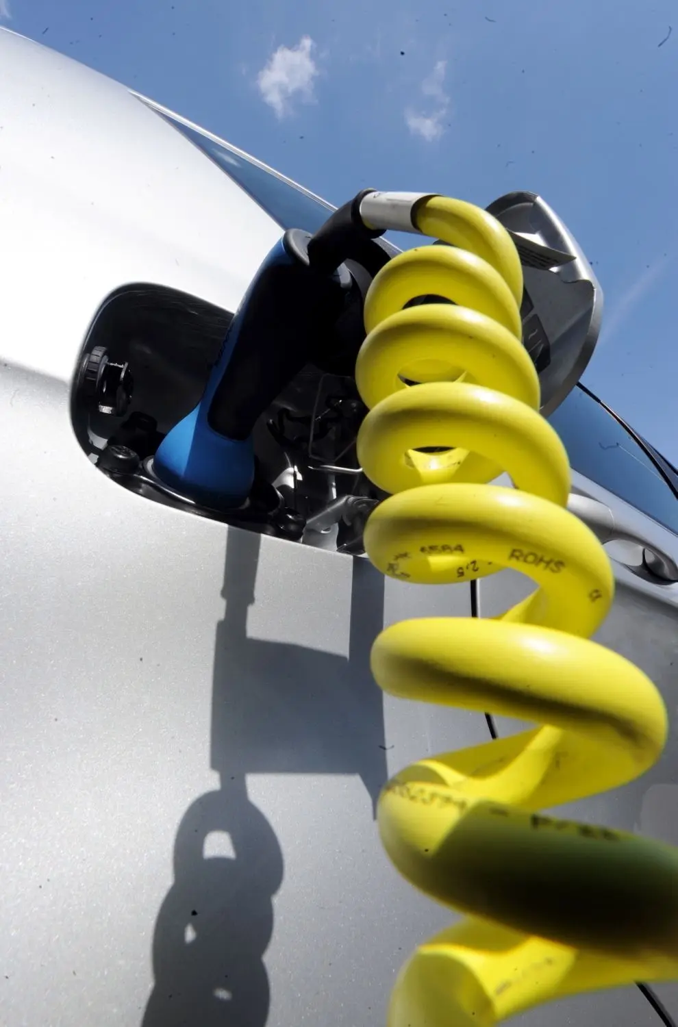 Ein E-Auto wird aufgeladen. Der Wandel zur E-Mobilität geht fast ungebremst weiter, meint Experte Pieper. ⇥