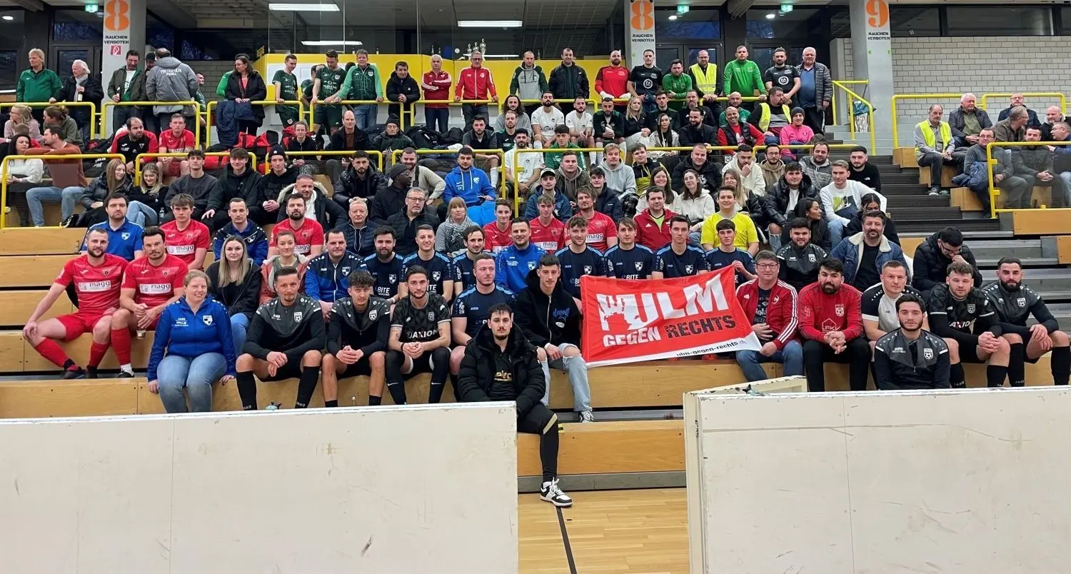 In den Farben getrennt, in der Sache vereint: Die Teilnehmer des Stadtpokals setzten ein Zeichen gegen Rechts.⇥