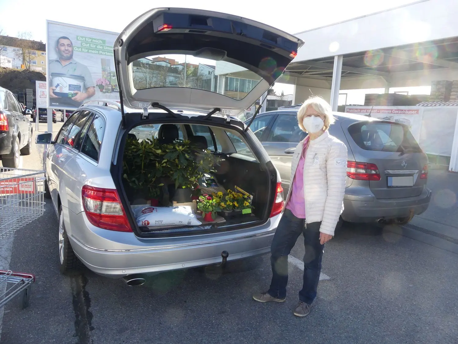 Das Gartencenter des Hechinger Baumarkts Toom hat nach langer Lockdown-Pause wieder für die Bürger und private Einkäufer geöffnet. Die Bisingerin Renate Zäh freute sich und kaufte gleich Frühjahrsblüher, Gartenwerkzeuge und Fischfutter ein. ⇥