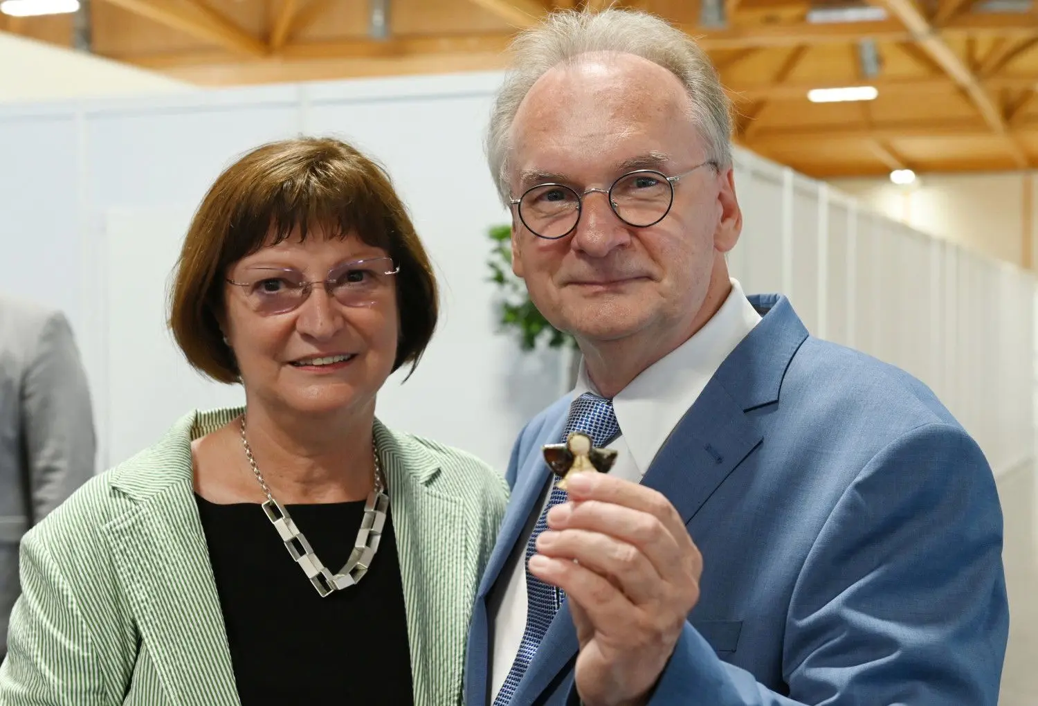 Ministerpräsident Reiner Haseloff (CDU) freut sich gemeinsam mit seiner Ehefrau Gabriele über den Sieg bei der Landtagswahl in Sachsen-Anhalt. Dabei geholfen hat ihm wohl auch sein Glücksbringer, den er in die Kamera zeigt.