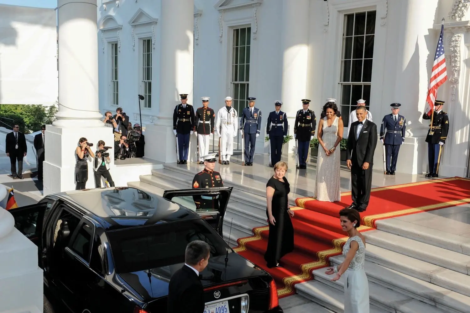 ["Am 8. Juni 2011 fährt Merkel vor dem Weißen Haus in Washington vor. Dort wird sie von Präsident Barack " "Obama mit der Medal of Freedom geehrt. Das Motiv ist Biskups Lieblingsfoto im Bildband."]