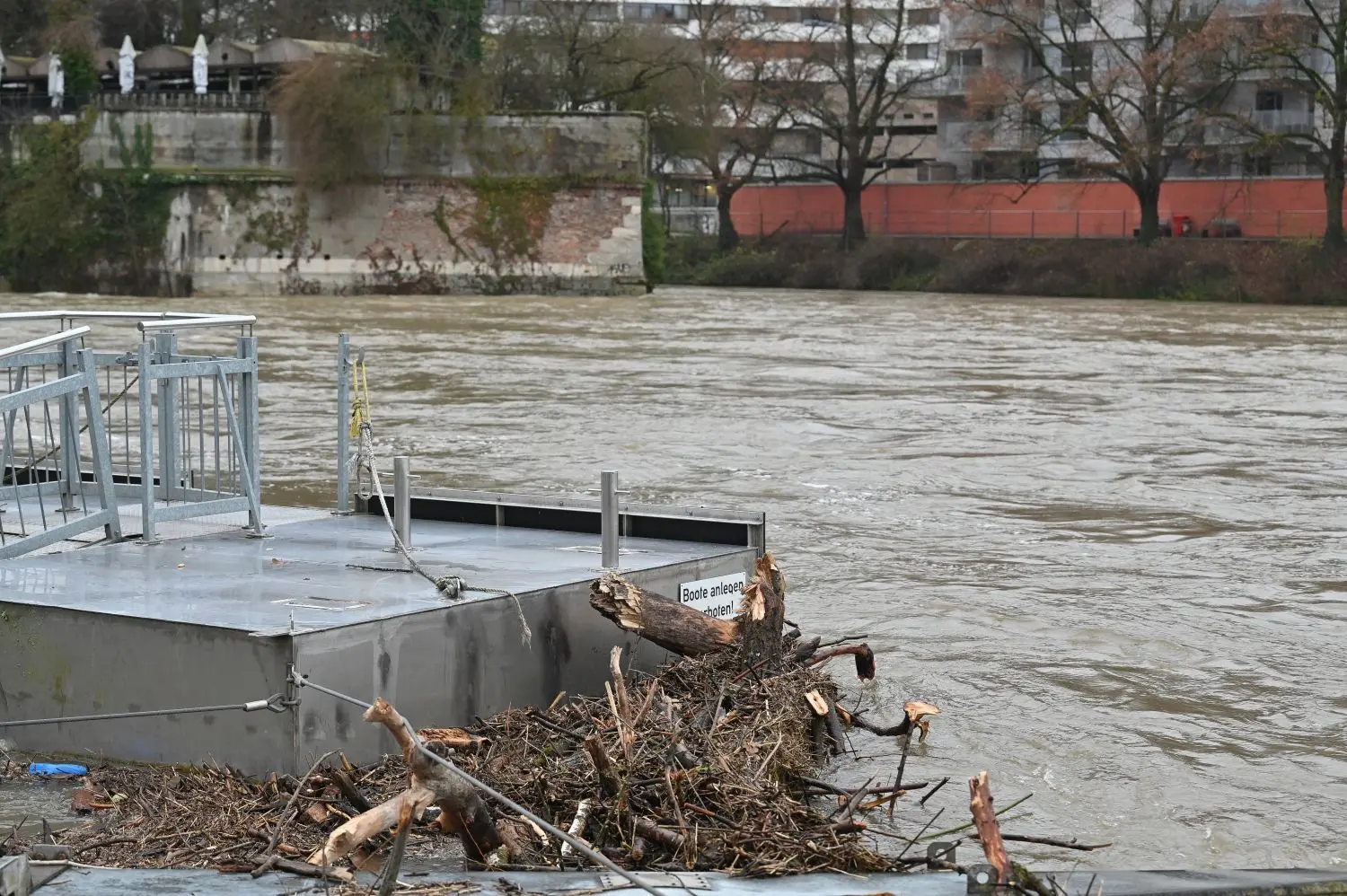 Auch der Regen geht weiter, die Wetterwarte Süd sagt weiteren Niederschlag für Dienstag voraus, mit lokalen Überschwemmungen ist zu rechnen.