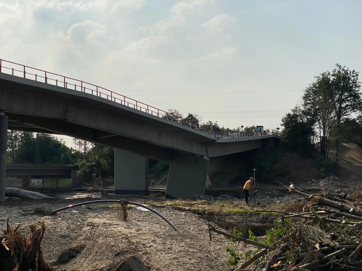 Impressionen aus dem Ahrtal: Überall stehen beschädigte Fahrzeuge, Straßen sind zerstört, Müll türmt sich.