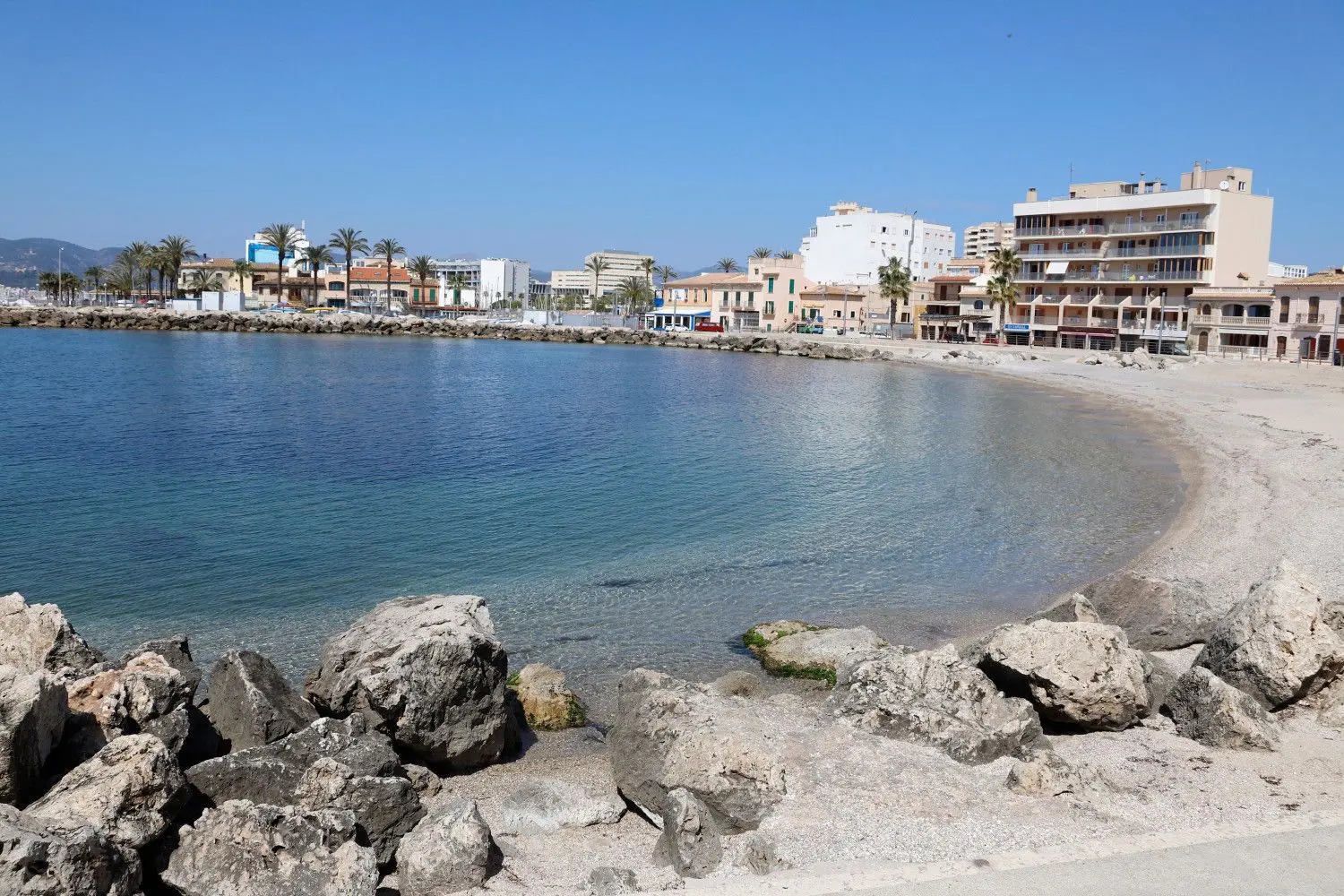 Palma de Mallorca liegt derzeit in weiter Ferne, doch nicht alle wollen den Sommerurlaub in sicheren Regionen schon abschreiben. (Symbolbild)