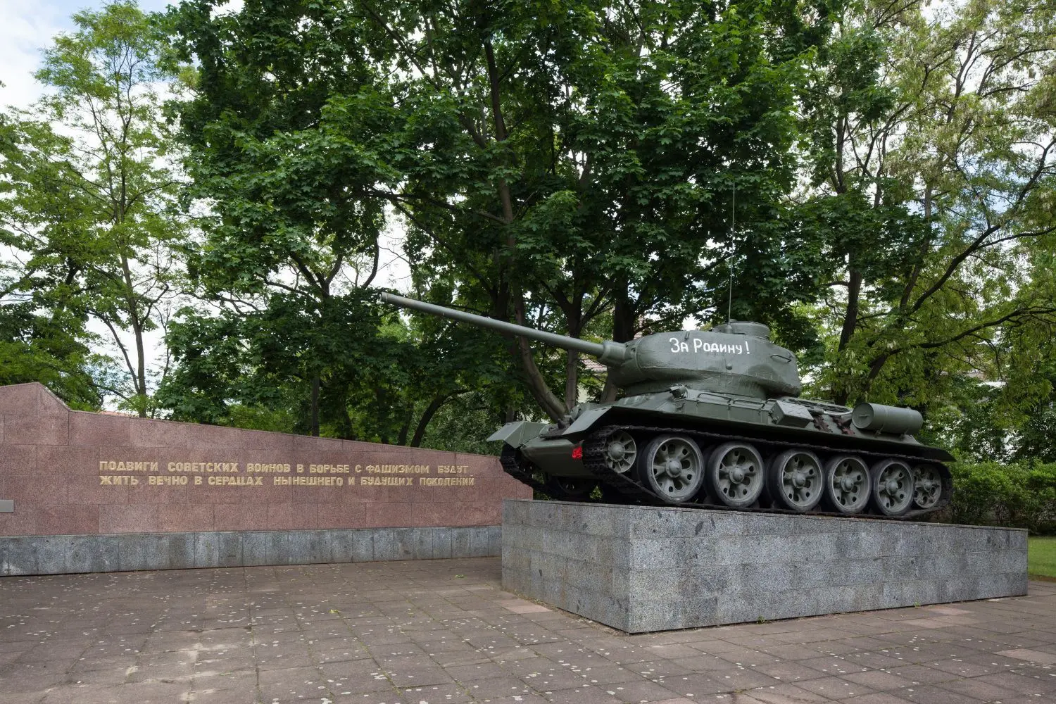Vor dem Museum Berlin-Karlshorst steht ein russischer Weltkriegs-Panzer. Das Haus befasst sich mit dem deutschen Vernichtungskrieg gegen die Sowjetunion.