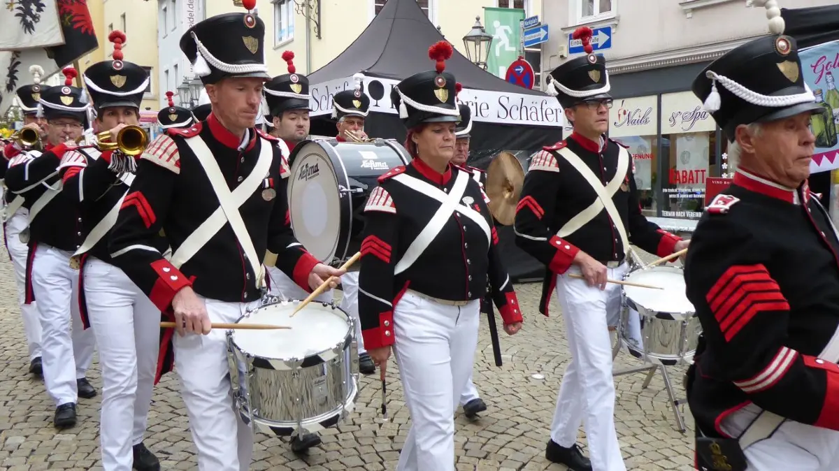 Am Sonntagnachmittag beim großen Landesfestumzug in Winnenden und live im Fernsehen, am Freitag noch flott beim Abendmarkt zur Eröffnung angetreten: die Historische Bürgergarde Hechingen.