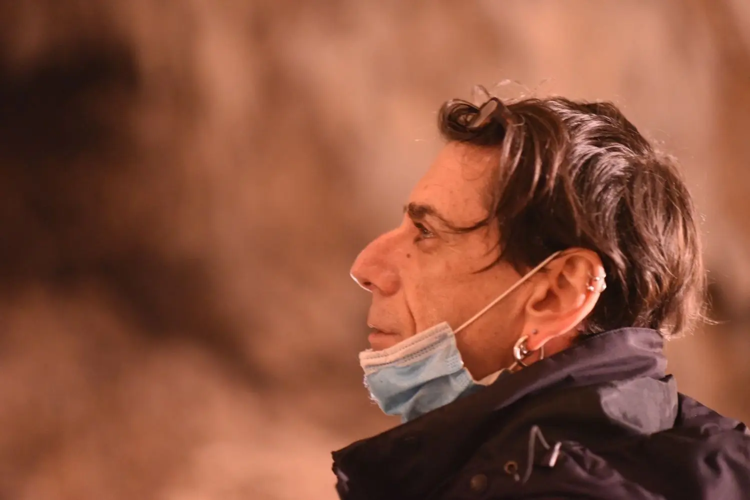 Ihr Partner Andrea Pagnes erläutert das Konzept des Kunstfilms, der in insgesamt elf Albhöhlen gedreht wird.