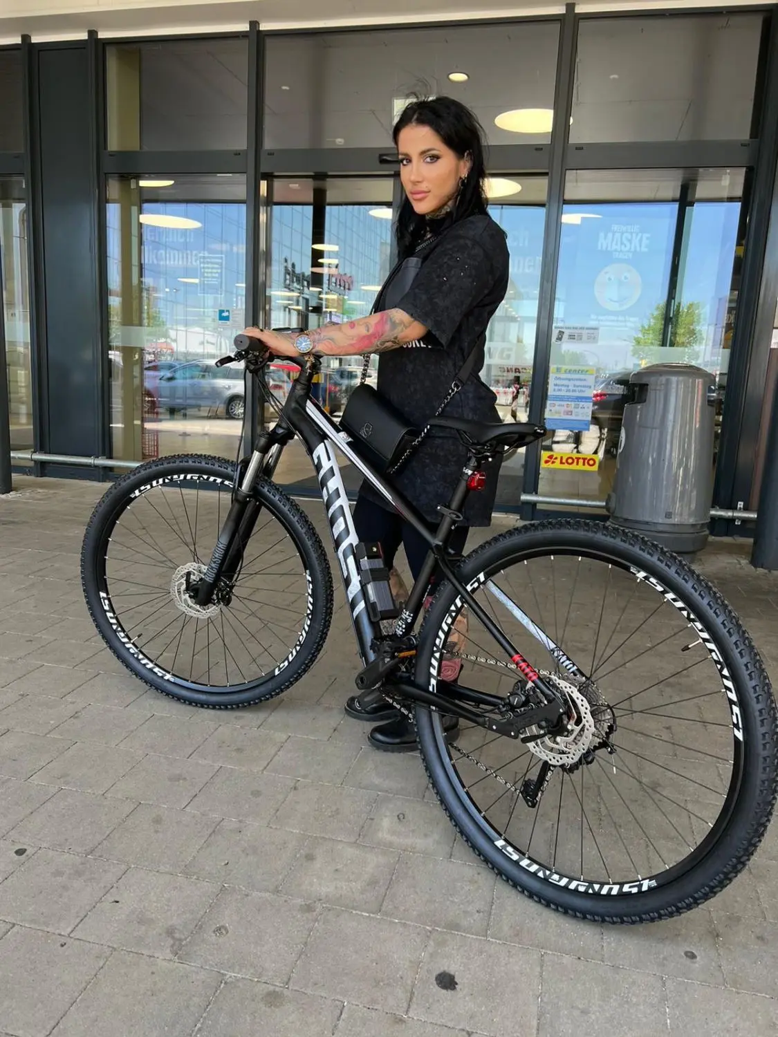 Jennifer Stoffregen aus Neu-Ulm mit ihrem geliebten Ghost-Mountainbike. Über einen Facebook-Aufruf versucht sie derzeit, das gestohlene Fahrrad zurückzubekommen.