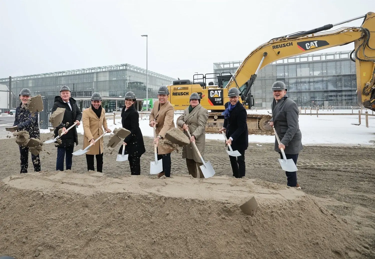 Gemeinsam mit Daniel Grieder, dem Vorstandsvorsitzenden der Hugo Boss AG (5. von links), Metzingens Oberbürgermeisterin Carmen Haberstroh (4. von links) und Uwe Holy (3. von rechts) griffen Matthias Both (Blocher partners), Rainer Schmelzer (Architecture and Construction Management), Betriebsratsvorsitzender Sinan Piskin,  Marc Holy und Boss-Finanzvorstand Yves Müller zum Spaten.⇥