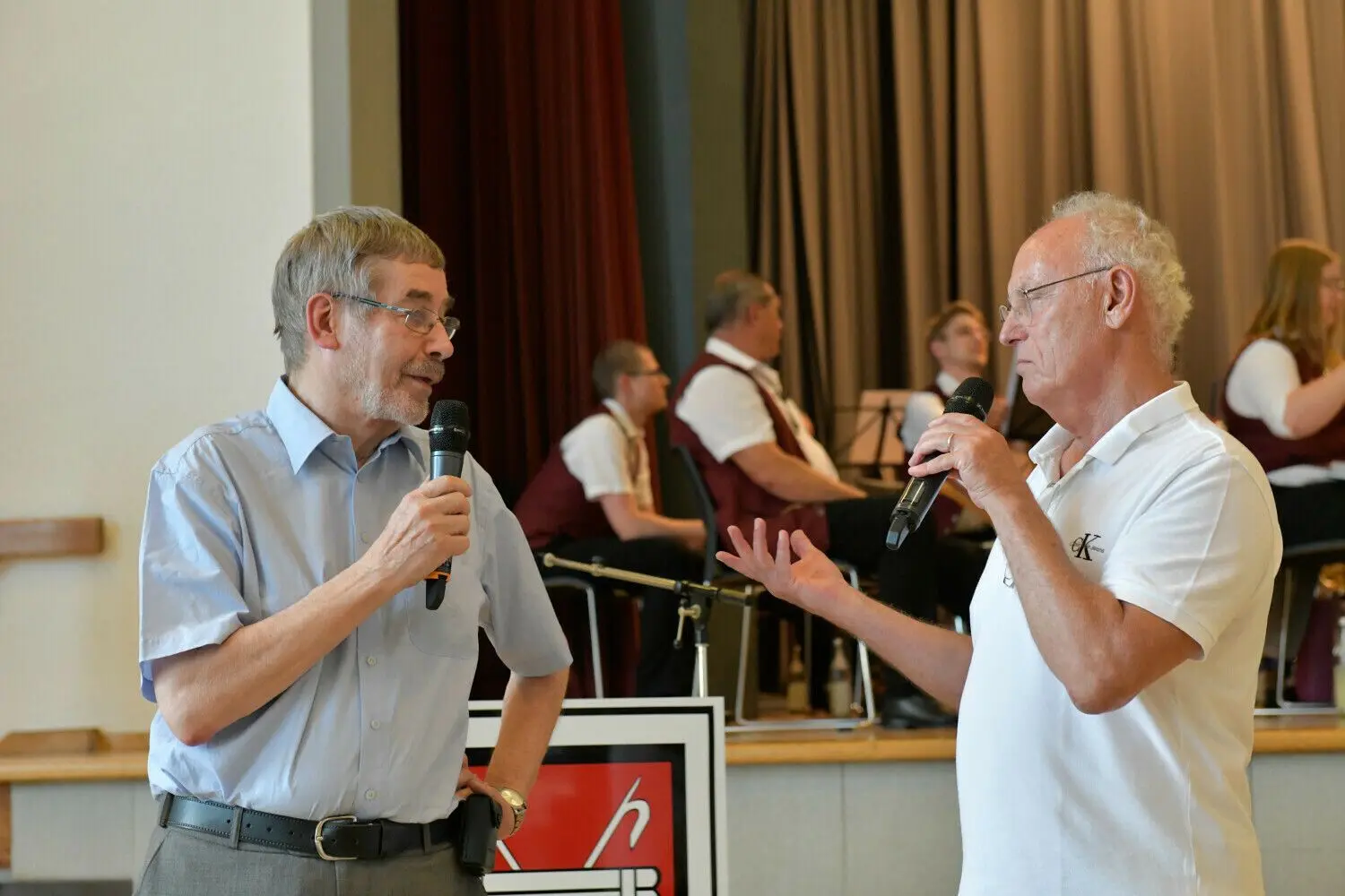 Josef Singer, Moderator des Abends, im Gespräch mit Heinrich Reh, Vorsitzender des Gemeindewahlausschusses.⇥