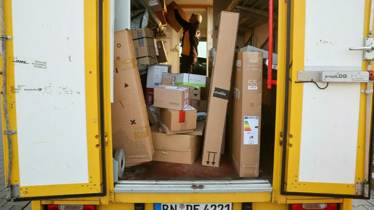 Bis hierhin hatten es mehrere hundert Postsendungen im vorigen Juli in Birkenwerder nicht geschafft. Sie waren von einem Postmitarbeiter gestohlen worden. Ein halbes Jahr später warten die Adressaten noch immer auf eine Nachricht der Deutschen Post über den Verbleib ihrer Sendungen.
25.11.2022, Sachsen-Anhalt, Bitterfeld-Wolfen: Eine Mitarbeiterin der Deutsche Post DHL belädt ihr Fahrzeug mit Päckchen und Paketen. Die Wochen vor Weihnachten bedeutet traditionell Hochbetrieb bei den Logistikunternehmen. Tage mit Rabattaktionen wie dem Black Friday steigern das Paketaufkommen zusätzlich. Foto: Jan Woitas/dpa +++ dpa-Bildfunk +++