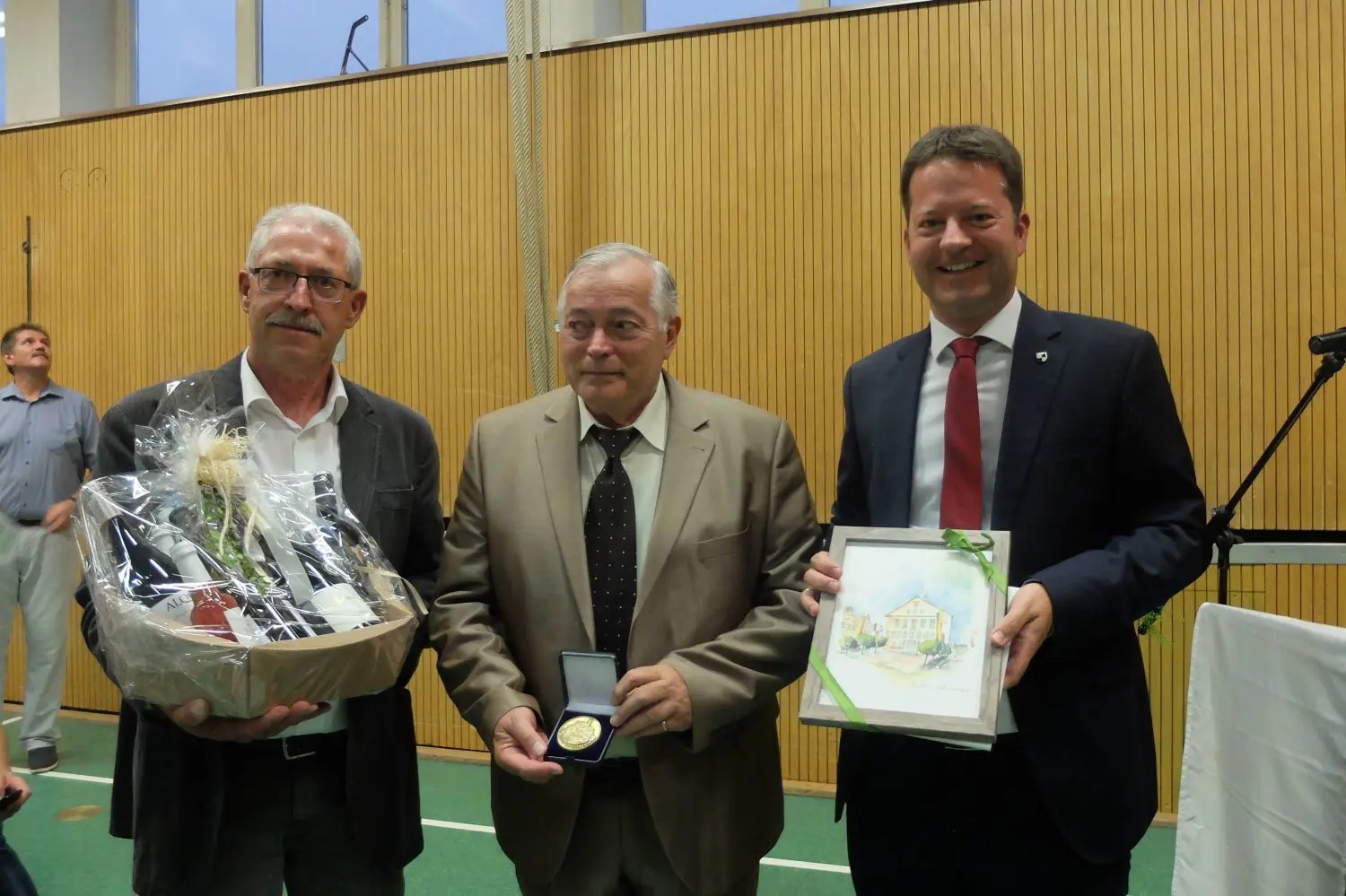 Zum Abschied gab es reichlich Geschenke für Gerhard Henzler (Mitte). Nachfolger Siegbert Schetter (links) und Bürgermeister Philipp Hahn waren so nett, diese zu halten.